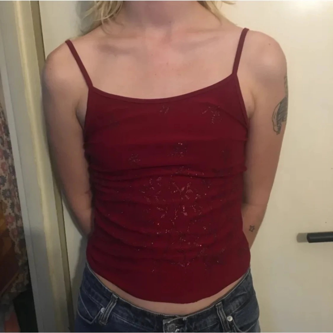 Rött linne med blomdetaljer 