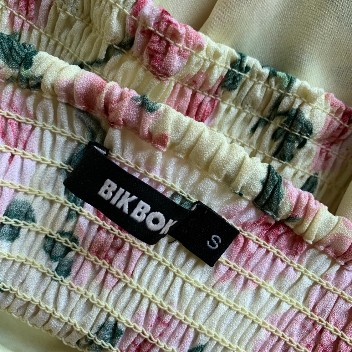 Topp med smock i bak - 91