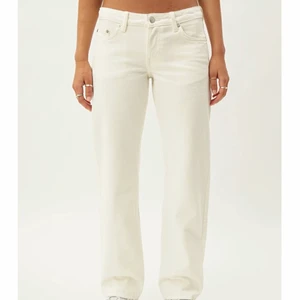 Weekday - Lågmidjade vita jeans från weekday. Såååå snygga men tyvärr för små för mig, endast använda en gång. Nypris500kr💓