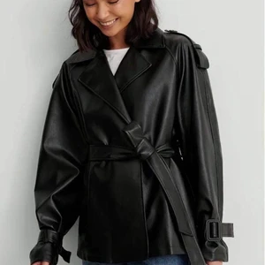 Jacka i skinnimitation - LÅNADE BILDER från NA-KD!!! PU-jacka med skärpdetaljer, har använt en gång och den har fortfarande prislapparna kvar! Köpt för runt 700 kr, säljer för 300:)