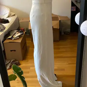 Vita kostymbyxor från zara, köpta secondhand men har inte använt för dom är förstora