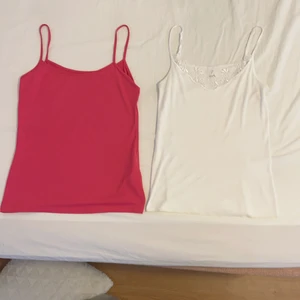 40kr per linne - Ett rosa linne från zara. Ett vitt linne med mönstring där uppe. Vinrött linne med spets. Ett grönt linne med vita volanger och små paljetter på. Alla är i storlek S. Bra skick. Frakt tillkommer.