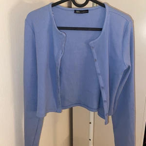 Topp från Zara - Superfin topp med knappar från Zara, använd två gånger. Storlek M men passar även för de som har storlek S! 