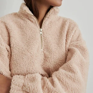 Teddy sweater Xs  - ”Bella teddy sweater” från Gina tricot i storlek xs. Säljer då den ej kommer till användning längre 💓 köparen står för frakten 