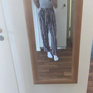 Randiga kostymbyxor  - Randiga kostymbyxor från Lindex i rosa, vitt, mörkblått och vin rött. Lite stora på mig och inte riktigt min stil men väldigt fina och inga noppror eller hål. Köparen står för frakten eller om du bor nära eller i Sundsvall skulle vi kunna mötas upp.