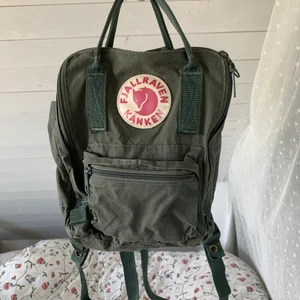 minikånken🎒 - använt skick men den har mycket kvar att ge! har små slitningar i bottnen därav priset, frakt ingår☺️