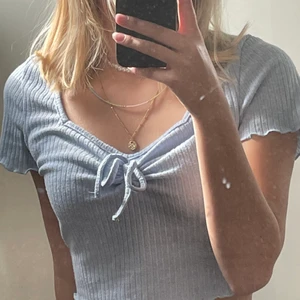 Ljusblå topp - Hej hopp säljer nu den här super söta ljusblå toppen från Shein i storlek S