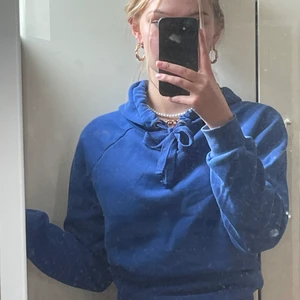Blå hoodie - Säljer nu denna hoodien från Gina i storlek S