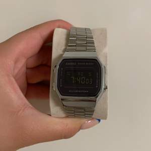 Hej säljer min klocka från casio köpte för 600kr kan frakta har inga skador fortfarande nya