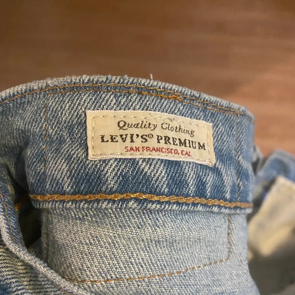 Ett par Levis 502, aldrig använda, nypris 1100. Jeans & Byxor.