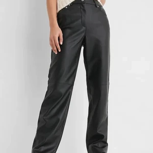 Skinn byxor - Helt nya skinn byxor inte använda alls kom du för bilder nu pris 500kr