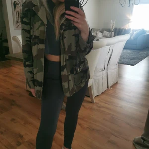 Jacka - Supersnygg militärjacka endast använd fåtal gånger