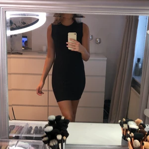 Svart klänning - Svart klänning som sitter tight. Passar xs/s, strechig