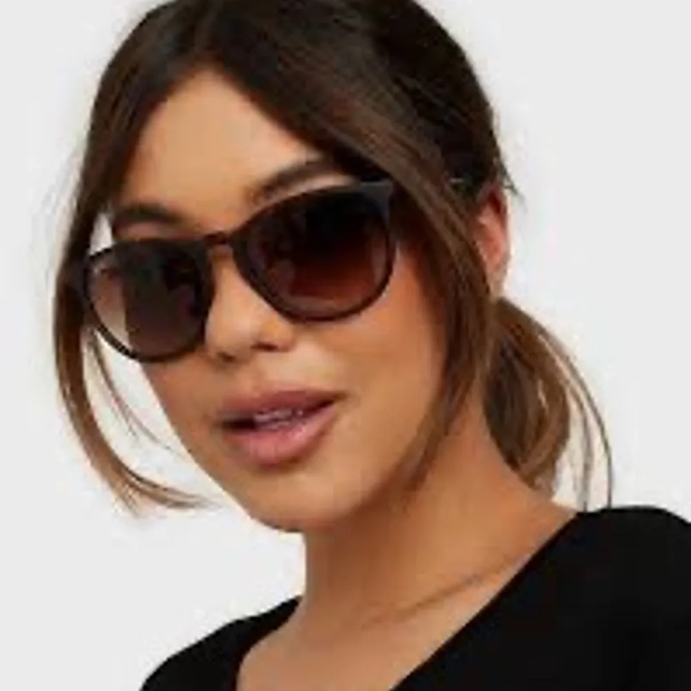 Ett par helt oanvända Rayban solglasögon i modellen Erika. Dom är svarta med ett tillhörande brunt fodral. Jag köpte dom på Synsam för cirka 1 600kr, jag säljer dom för 300 kr. Solglasögonen är i hur fint skick som helst då dom inte är använda!✨⚡️💓. Accessoarer.