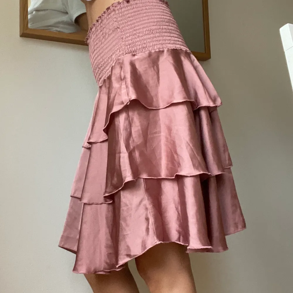 Suuuuperfin kjol från NAKD med jätteskön passform i midja.  Knappt att jag hunnit ha den själv pga alla som velat låna;). Kjolar.