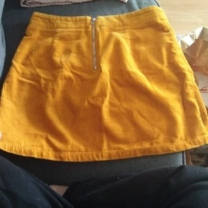 kjol från Cubus - gullig gul kjol som inte används här hemma så söljer jag den vidare till någon som kanske vill ha den :)