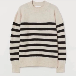 Randig stickad  - Populär stickad tröja som är slutsåld, använd men fortfarande i fint skick❤️ KÖP DIREKT FÖR 250 + frakt