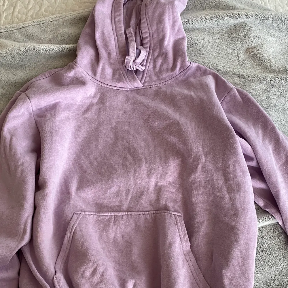 Fin lila hoodie köpt på hm förra året för runt 200 kr tror jag, säljer då den är för liten för mig💕💕. Hoodies.