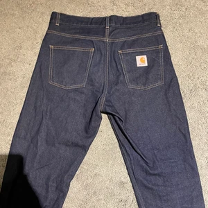 Carrhart jeans 31/30 - Hyfsat nya carrhart jeans i mörkblå färg har använt ute kanske 3 gånger men tyvär är dom för små för mig.            Nypris 1100kr