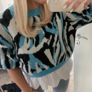 Stickad tröja  - En stickad tröja från zara, använd en gång. Säljer pga att den inte är min stil. Skriv för fler bilder 💞