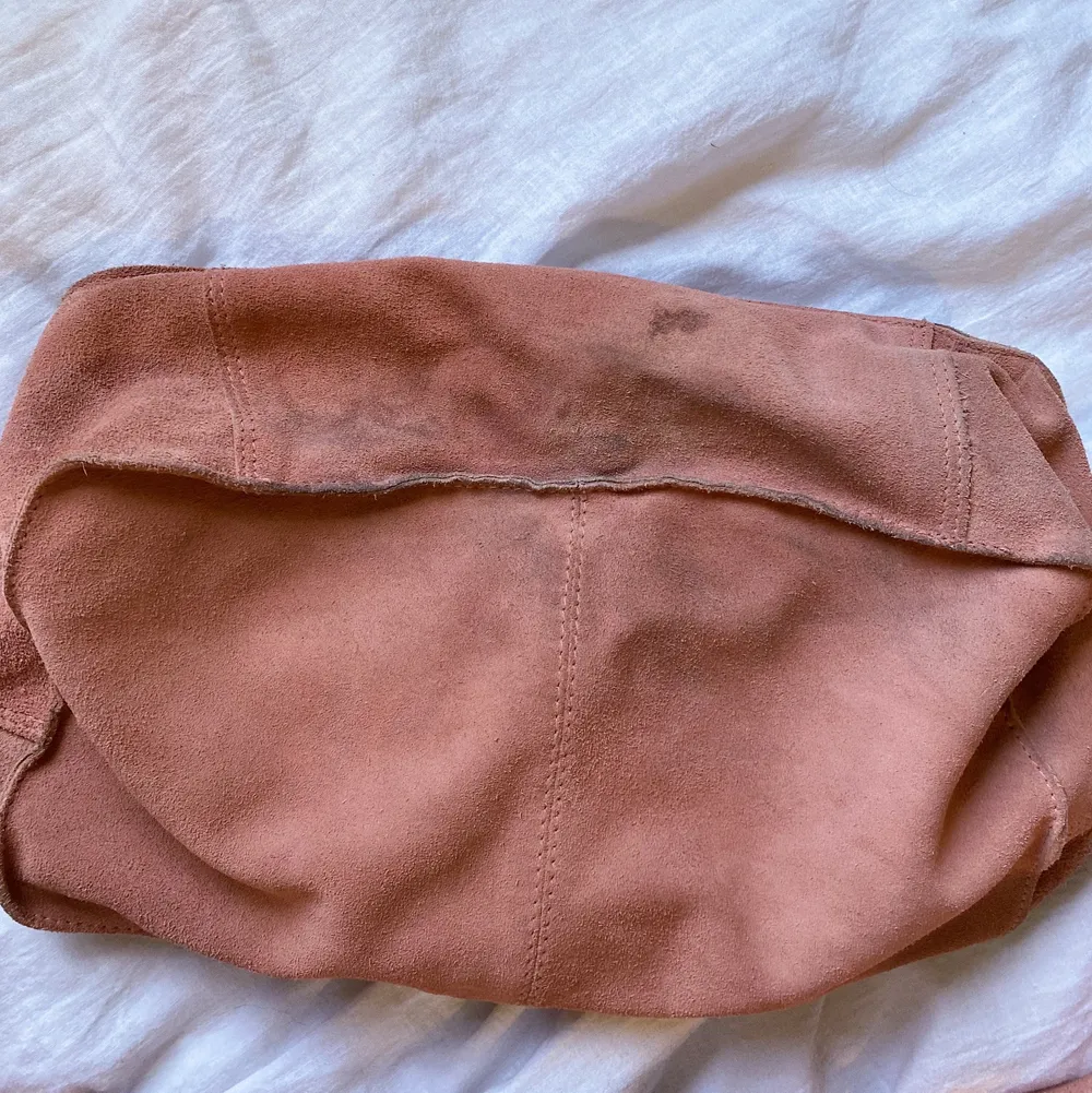 Säljer min stora Nunoo väska i en jättefin rosa färg för att jag inte fått användning för den. Jättefint skick förutom att den har några fläckar på undersidan av tidigare ägare (se sista bilden). Jag har inte försökt ta bort dem men går antagligen lätt bort i tvättmaskin. Syns inte när man bär väskan då de är på undersidan🌈❤️💗. Väskor.