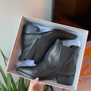 Boots  - As balla boots i ormakinnsimitation från nelly. Aldrig använda! 💕