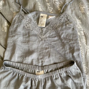 Pyjamas set  - Pyjamas set med linne och shorts i storlek S. Har bara testat den en gång så den är oanvänd. 80 kr + frakt för hela settet. 