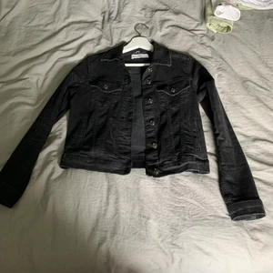 Svart jeansjacka från Mango  - Säljer min svarta superfina jeansjacka från Mango som knappt är använd, storlek Xs. Kom privat vid frågor💕