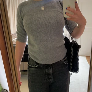 Grå cashmere T-shirt  - Jätte gullig grå cashemre T-shirt från Hm. Köparen står för frakt