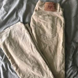 Manchesterbyxor! - Beigea manchesterbyxor ifrån crocker. Super fina och sitter lågmidjat. Storlek M men skulle säga att det är en S 😊❤️‍🔥