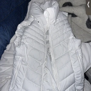 Väst - Super fin väst som är köpt här från Plick, säljer vidare då den tyvärr va för stor på mig. Hör av er vid intresse, intresse av fler bilder eller information☺️ 