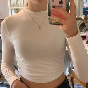 Super fin tröja  - Aldrig använd och i ett super skönt material, från h&m, storkek xs pris 35 + frakt! 