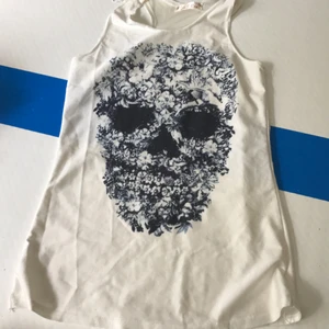 Skället tröja  - Säljer en skällt tröja för 20kr har aldrig andväns 🤎kontakta mig om du ar intresserad 