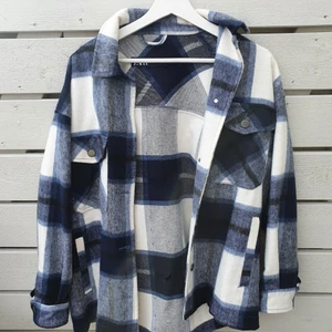 Rutig jacka storlek XS - Storlek; XS passar även dig som är en Small Färg; Blå/rutig Skick; Som ny, använd 1 gång! Frakt betalas av köparen, skickas som brev med posten!