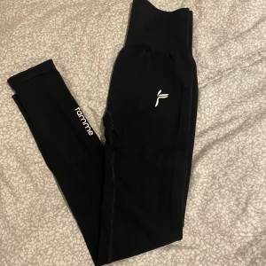 Famme träningstajts Stl xs - Famme träningstajts Stl xs. Nyskick