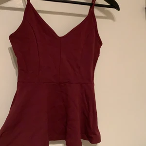 Vinröd Top Från Gina Tricot - En jättefin vinröd topp från Gina Tricot i storleken XS ✨