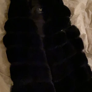 Pälsväst  - Denna västen har aldrig riktigt används. Den är i nyskick och har varken skador eller fläckar någonstans. Jag kan både besvara fler frågor privat och även skicka fler bilder. Jag kan både mötas upp och posta varan!💓