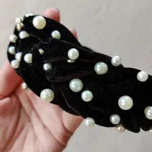 Black diadem with pearls. Rarely used, so looks like new. 120 SEK incl. shipping. 