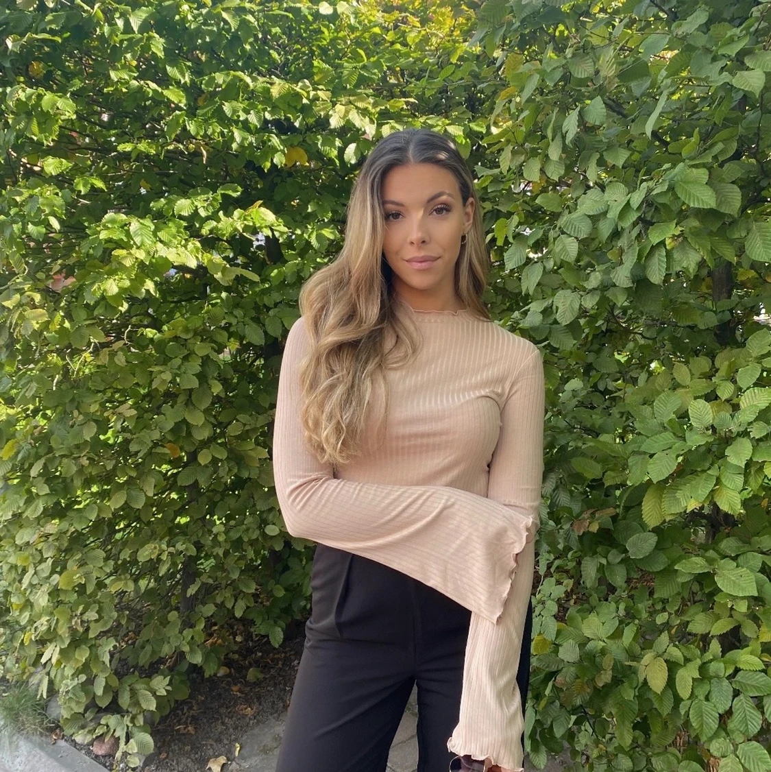 Beige tröja med vlonagarm från nakd