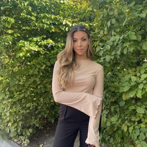 Beige tröja med vlonagarm från nakd - fin beige tröja med volangarm från nakd! Jätteskön material 