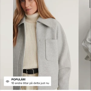 Snygg jacka från nakd  - Intressekoll på denna sjukt snygga och populära jackan från nakd, helt ny med prislappar. Köpt för 700 säljer för 450 eller buda!! Storlek 34 men passar mindre och större☺️