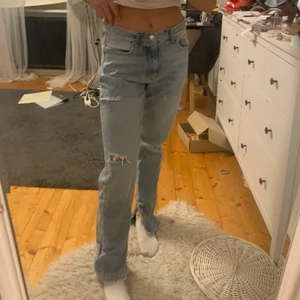 Håliga jeans  - Säljer dessa blåa håliga jeans med slits vid fötterna från Gina tricot, de är långa då jag är 175. Frakten står köparen för 🤍🤍