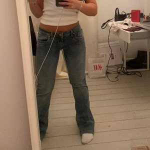Ltb jeans - Säljer dessa otroliga ltb jeans i den perfekt blåa färgen. Modellen är Valerie som ger väldigt mycket y2k vibes. storleken är 25/30. Köpta för 679 kr. helt oanvända. HÖGSTA BUD JUST NU: 450 + frakt