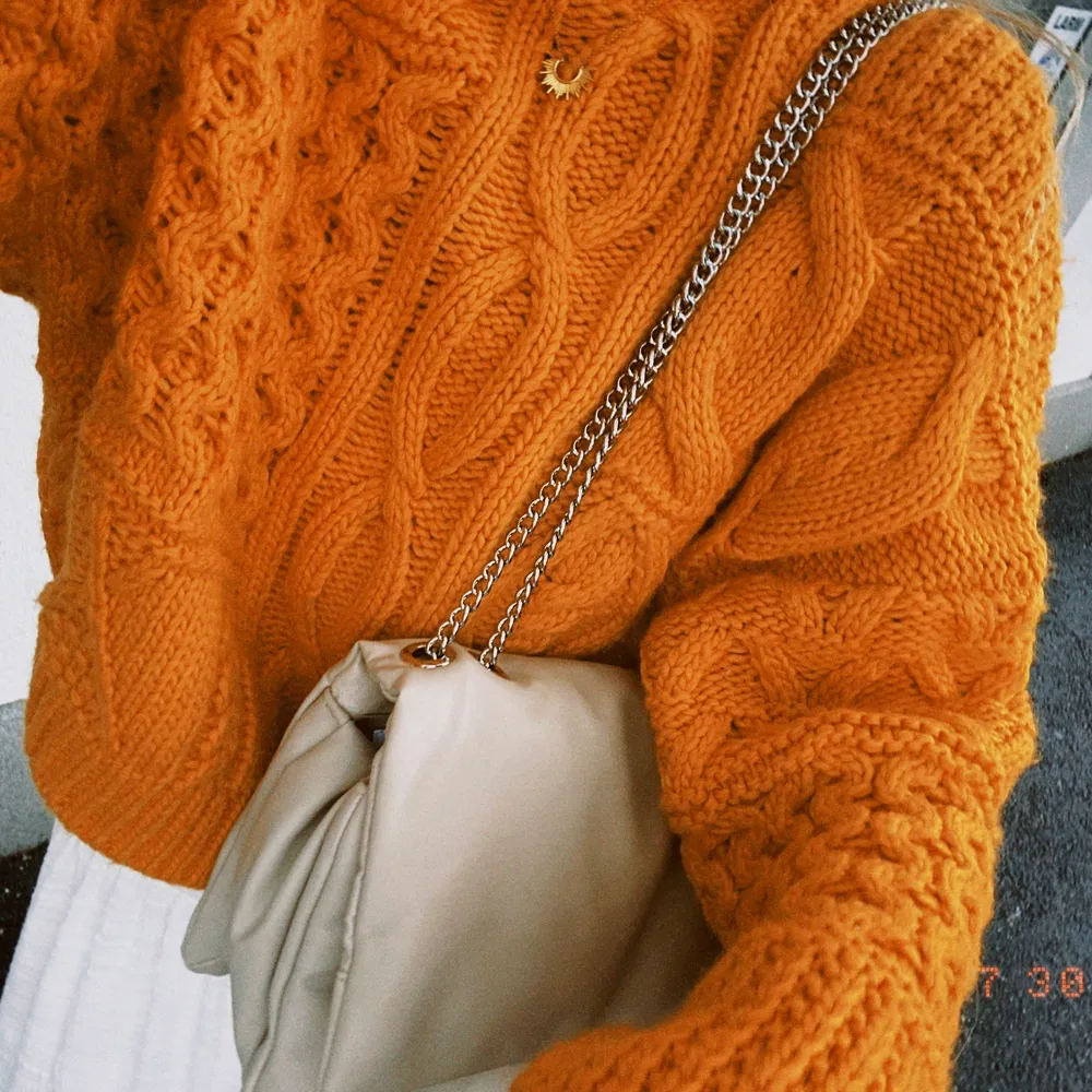 En fin orange stickad tröja. Använd ca 3 gånger i storlek s. Tröjor & Koftor.