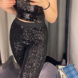 Paljettbyxor - Paljettbyxor har använt dom 2 gånger, storlek L men dom går till M också då det är de jag har i normala fall! Säljer för 200kr+ frakt💖