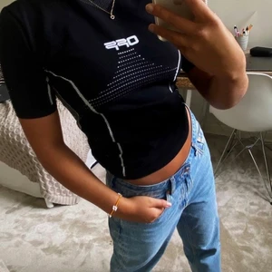 Off white t shirt - En svart off white tröja, endast använd 2 gånger! 