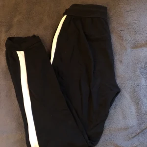 Mjukis byxor - As snygga mjukis byxor i fint skick. Storlekar XS. Har en vit rand på utsidan av benet (båda sidor) snörning i midjan. Köpta i Barcelona. Köparen står för frakten, finns på fler sidor.😊