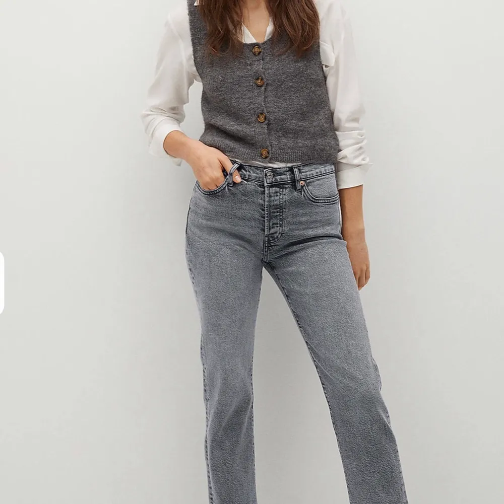 Superfina och slutsålda jeans från mango storlek 32! I färgen open gray ! Köpt för 400 kr säljer för 199🧡om flera är intresserade blir det budgivning 💘. Jeans & Byxor.
