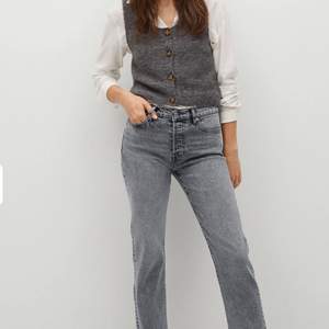 Superfina och slutsålda jeans från mango storlek 32! I färgen open gray ! Köpt för 400 kr säljer för 199🧡om flera är intresserade blir det budgivning 💘