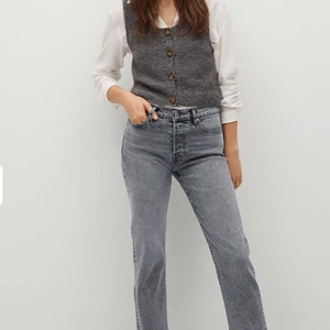 Mango straight fit gråa jeans🧡🔥 - Superfina och slutsålda jeans från mango storlek 32! I färgen open gray ! Köpt för 400 kr säljer för 199🧡om flera är intresserade blir det budgivning 💘